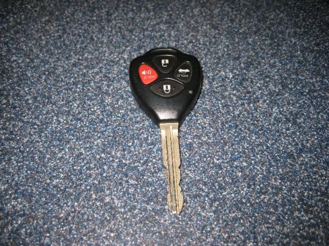 Thay pin chìa khóa Toyota Corolla 2010