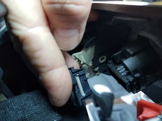 thay-the-nut-start-stop-o-to-bmw-e90