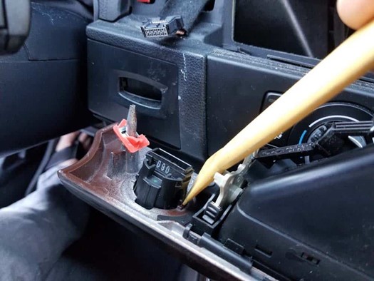 thay-the-nut-start-stop-bmw-e90